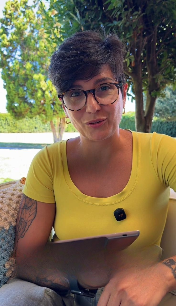 Nanny sentada com seu tablet durante a gravação da leitura guiada